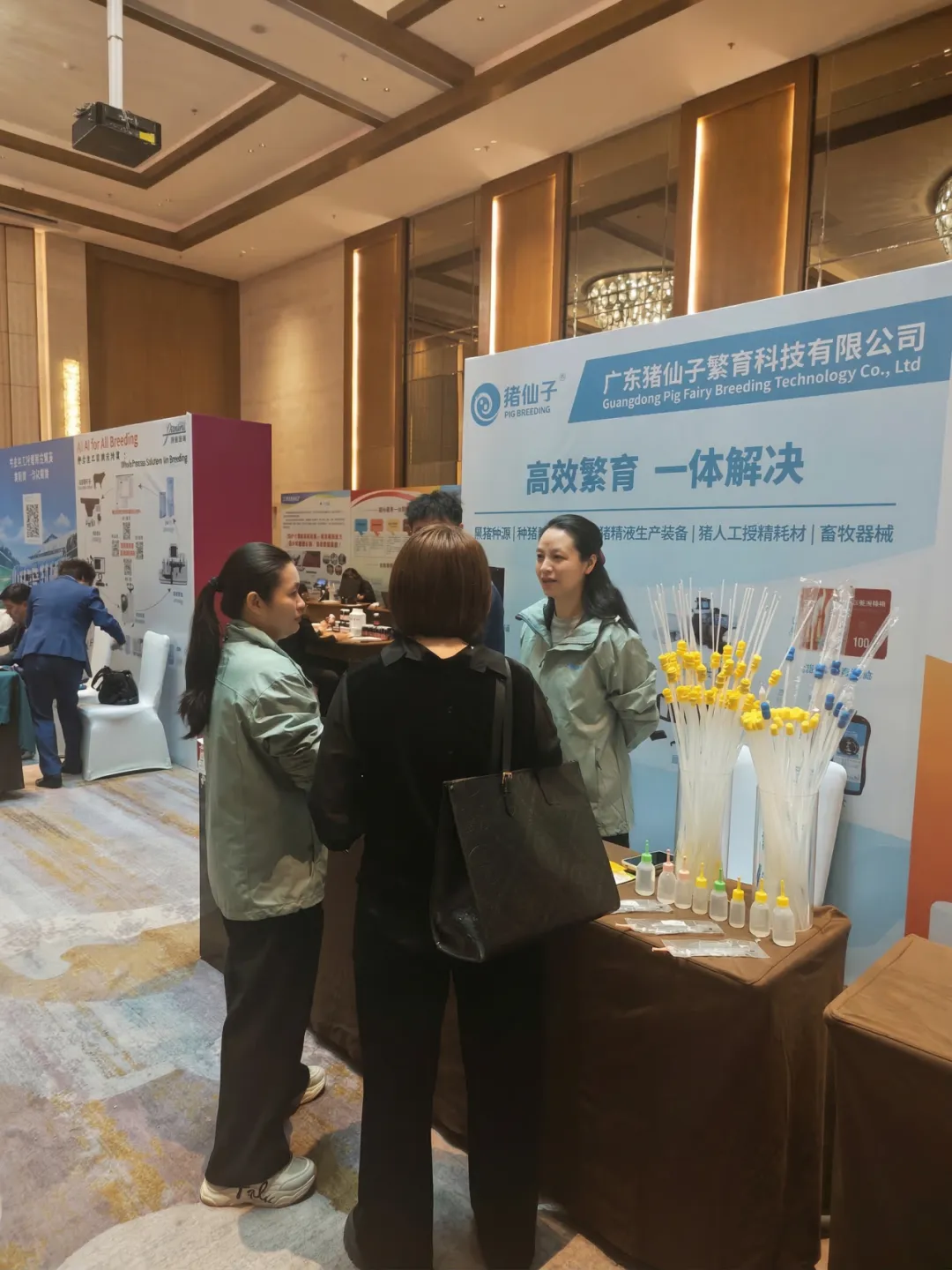 Industry exchanges at the Zhuxianzi booth